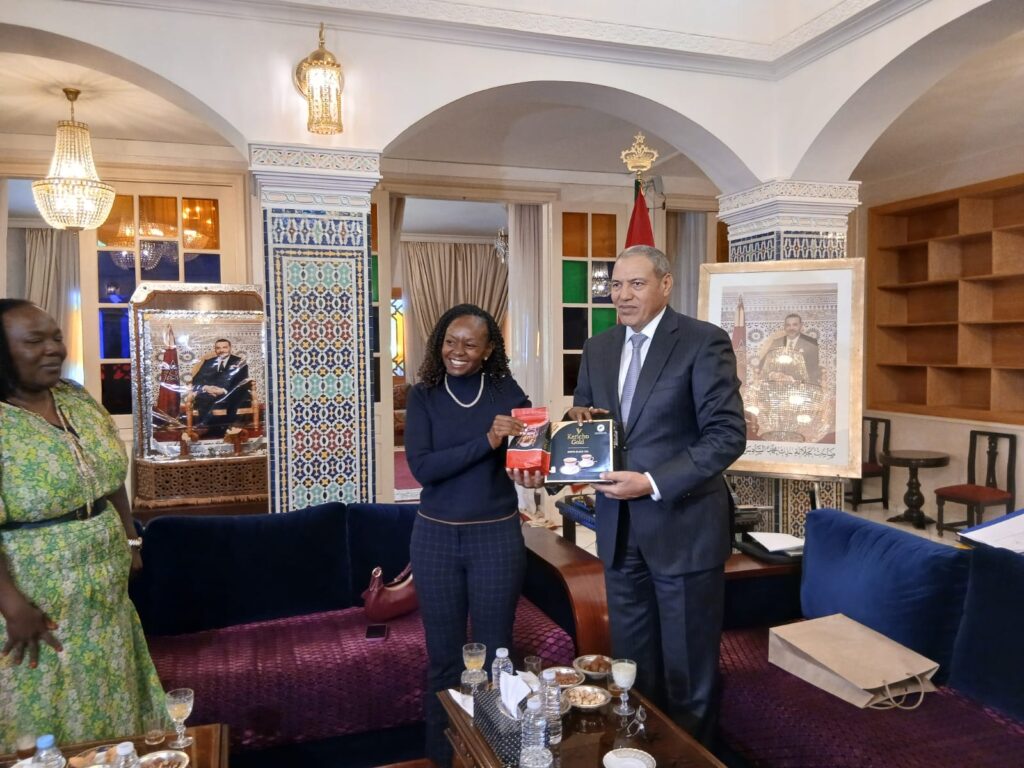 والي جهة العيون يبرز المؤهلات الاستثمارية الواعدة بالمنطقة أمام السفيرة الكينية والوفد المرافق لها