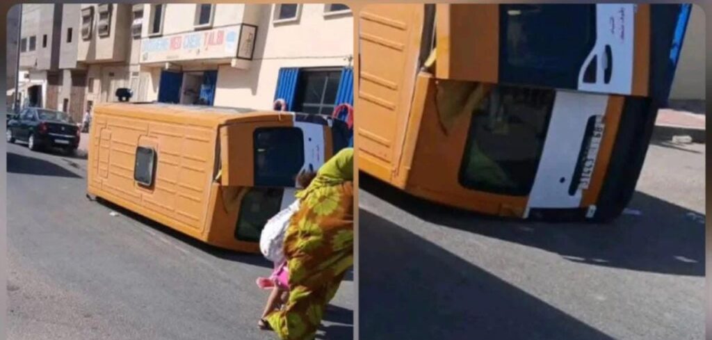 انقلاب حافلة للنقل المدرسي بحي الوفاق بالعيون