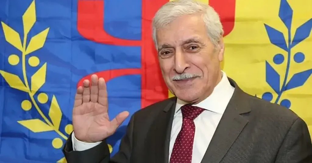 فرحات مهني يصفع “الكابرانات” ويعلن رسمياً استقلال جمهورية القبائل عن الجزائر.