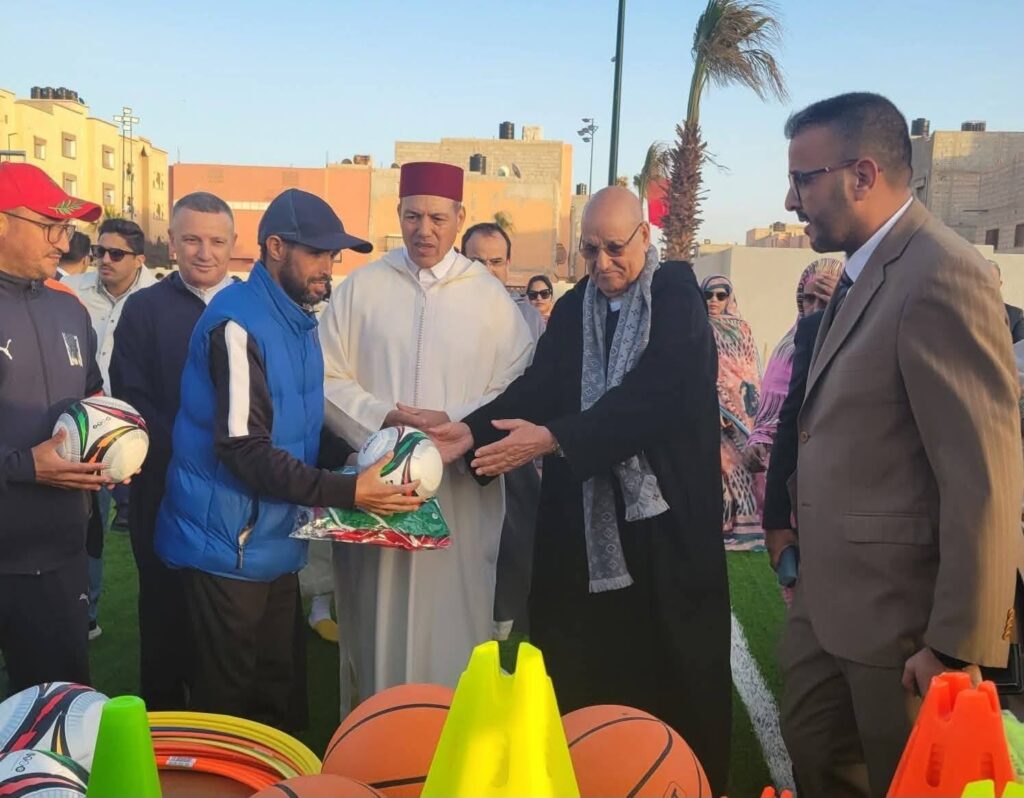 بحضور بيكرات وولد الرشيد .. افتتاح ملعب القرب “شباب الوحدة” بالعيون لتعزيز الرياضة