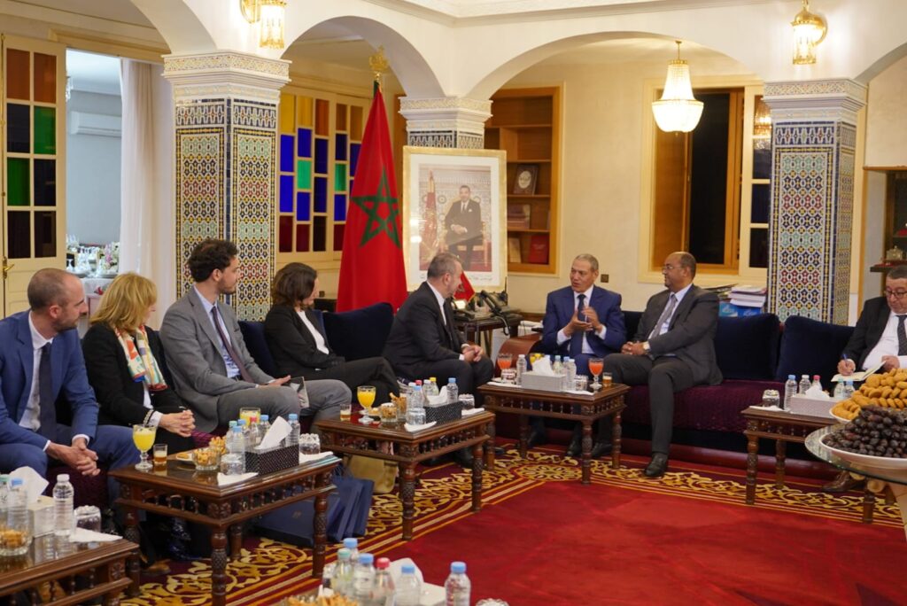 والي جهة العيون الساقية الحمراء ورئيس الجهة يستقبلان السفير الفرنسي لتعزيز التعاون الثنائي