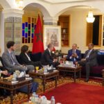 والي جهة العيون الساقية الحمراء ورئيس الجهة يستقبلان السفير الفرنسي لتعزيز التعاون الثنائي