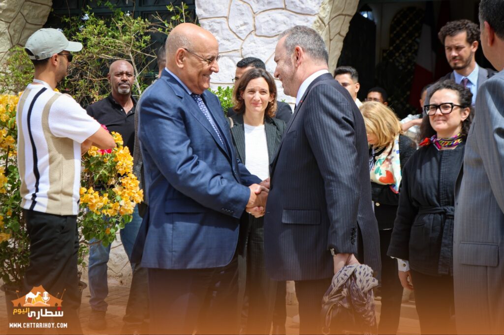 رئيس جماعة العيون يستقبل السفير الفرنسي ويستعرض مشاريع التنمية وفرص الاستثمار بالمدينة